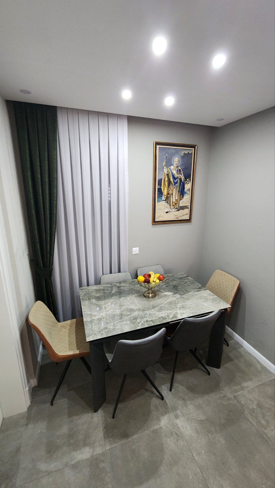 Nov luksuzan četvorosoban stan 105m2 sa dva garažna mesta,jednim parking mestom na fenomenalnoj lokaciji u novom naselju Kava u Tivtu. - Amfora Real Estate