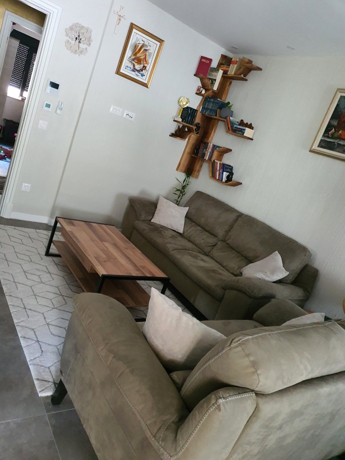 Nov luksuzan četvorosoban stan 105m2 sa dva garažna mesta,jednim parking mestom na fenomenalnoj lokaciji u novom naselju Kava u Tivtu. - Amfora Real Estate