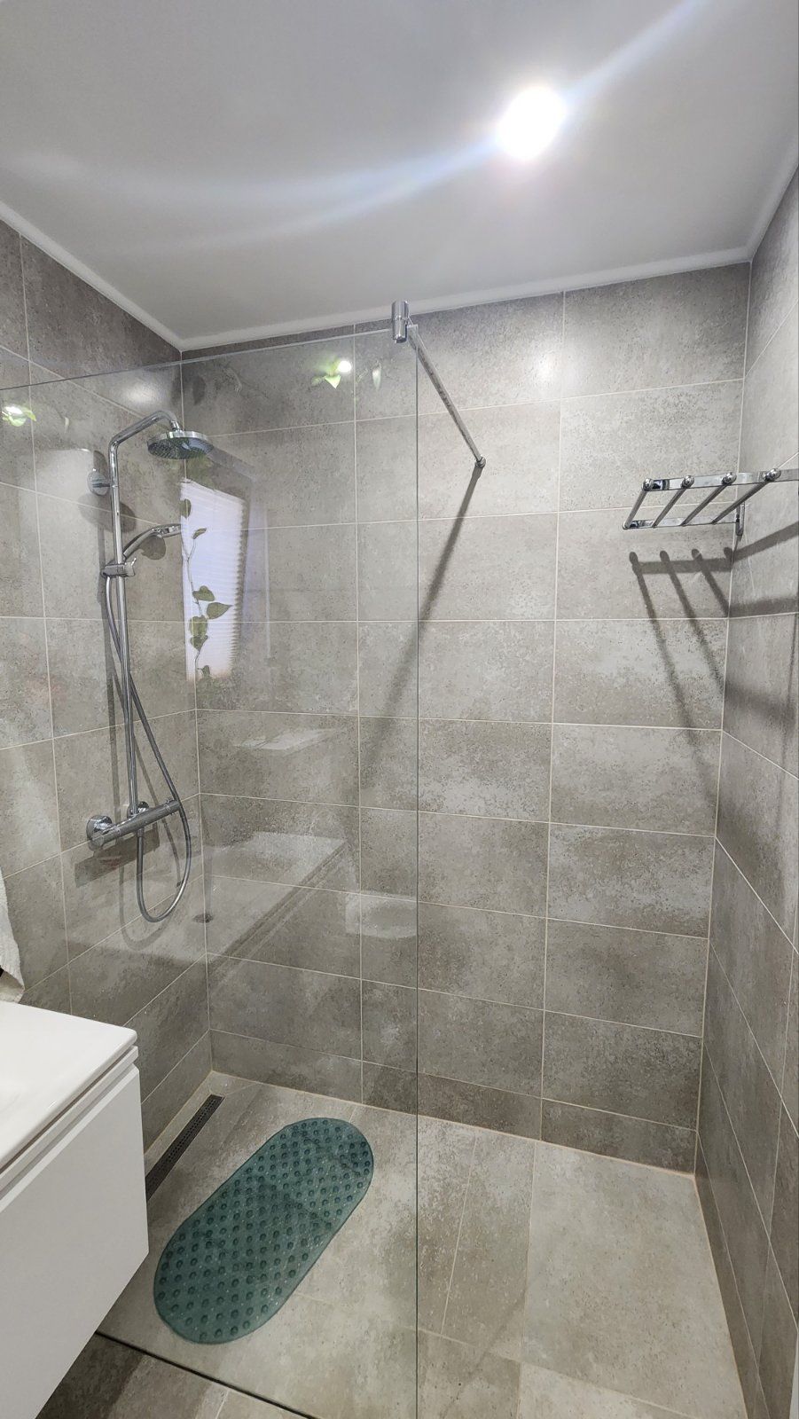 Nov luksuzan četvorosoban stan 105m2 sa dva garažna mesta,jednim parking mestom na fenomenalnoj lokaciji u novom naselju Kava u Tivtu. - Amfora Real Estate