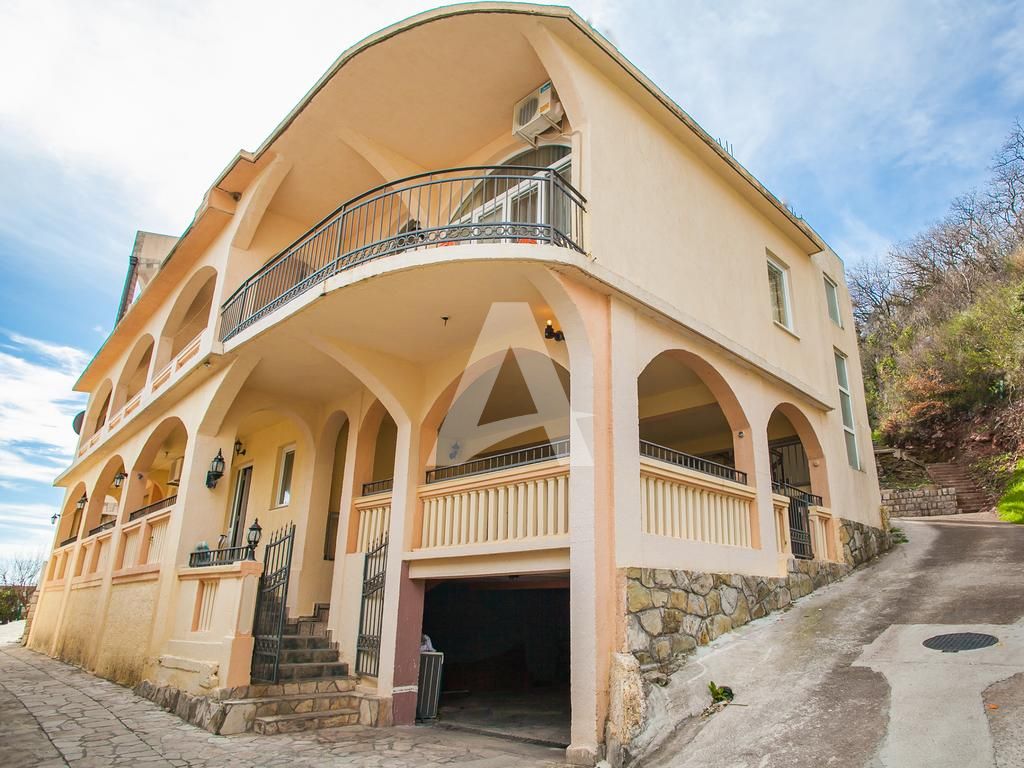 amforaproperty.com/Kuca apartmanskog tipa 540m2 sa panoramskim pogledom na samo 80 metara od mora,Buljarica (Budva)