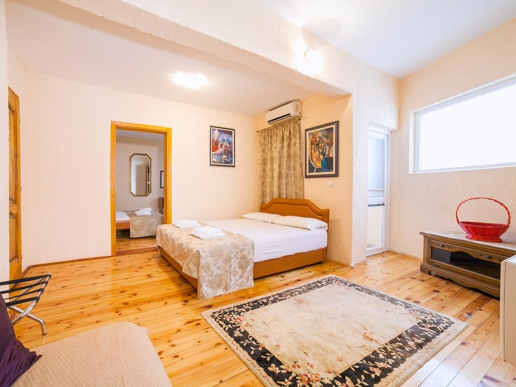 Kuca apartmanskog tipa 540m2 sa panoramskim pogledom na samo 80 metara od mora,Buljarica (Budva) - Amfora Real Estate