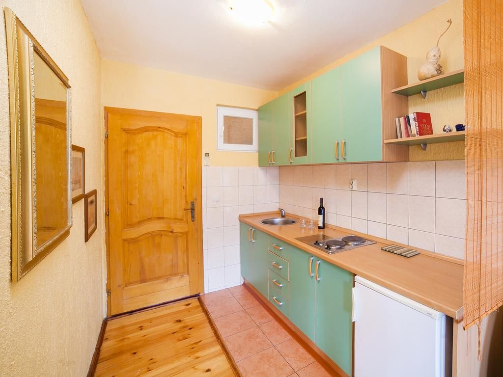 Kuca apartmanskog tipa 540m2 sa panoramskim pogledom na samo 80 metara od mora,Buljarica (Budva) - Amfora Real Estate