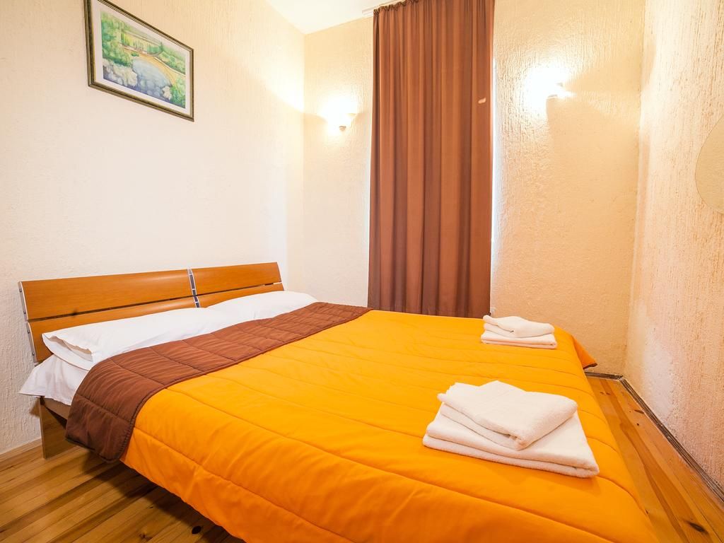 Kuca apartmanskog tipa 540m2 sa panoramskim pogledom na samo 80 metara od mora,Buljarica (Budva) - Amfora Real Estate