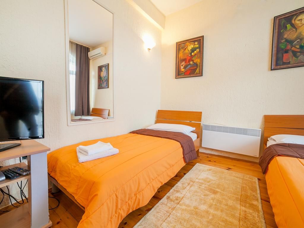 Kuca apartmanskog tipa 540m2 sa panoramskim pogledom na samo 80 metara od mora,Buljarica (Budva) - Amfora Real Estate