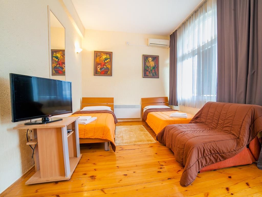 Kuca apartmanskog tipa 540m2 sa panoramskim pogledom na samo 80 metara od mora,Buljarica (Budva) - Amfora Real Estate