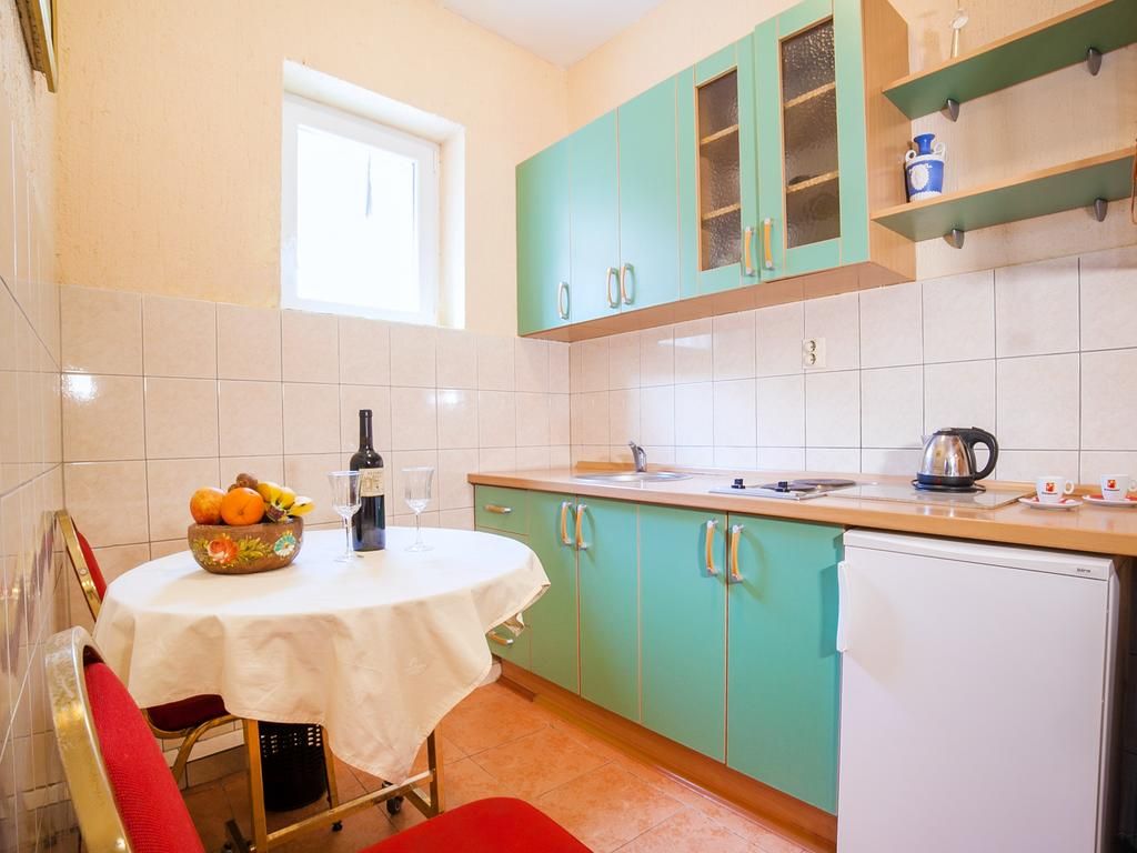 Kuca apartmanskog tipa 540m2 sa panoramskim pogledom na samo 80 metara od mora,Buljarica (Budva) - Amfora Real Estate