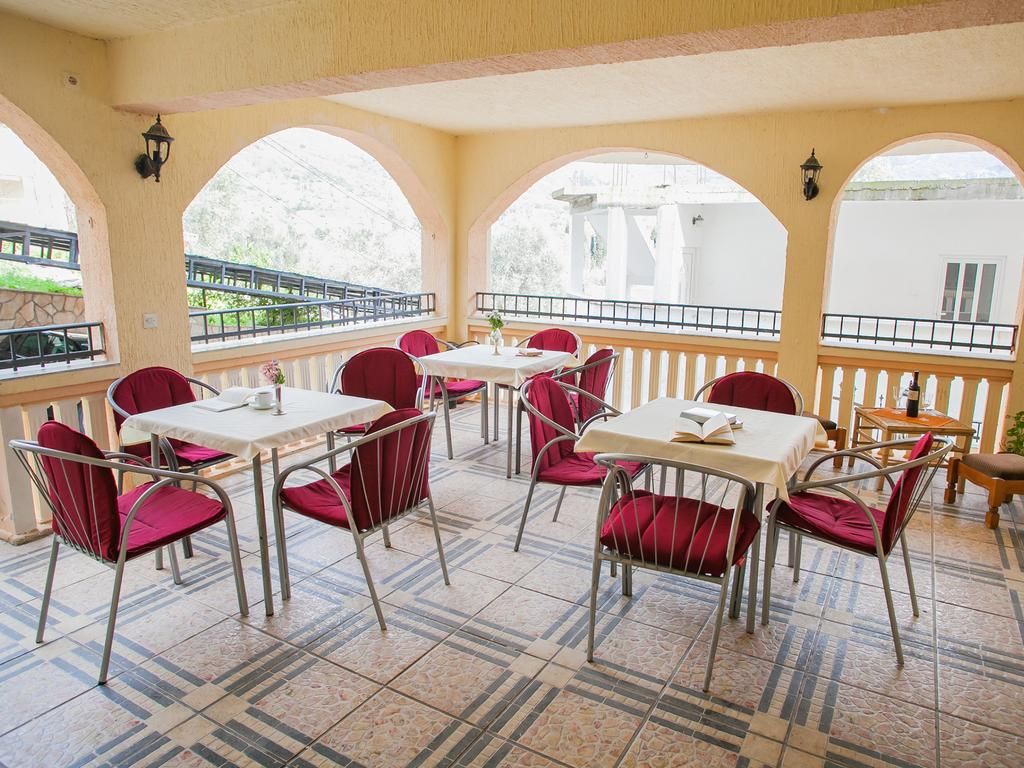 Kuca apartmanskog tipa 540m2 sa panoramskim pogledom na samo 80 metara od mora,Buljarica (Budva) - Amfora Real Estate