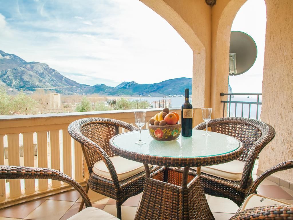 Kuca apartmanskog tipa 540m2 sa panoramskim pogledom na samo 80 metara od mora,Buljarica (Budva) - Amfora Real Estate