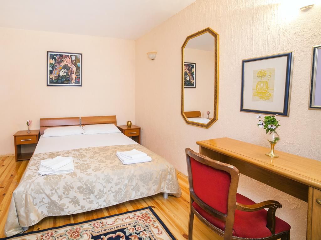 Kuca apartmanskog tipa 540m2 sa panoramskim pogledom na samo 80 metara od mora,Buljarica (Budva) - Amfora Real Estate