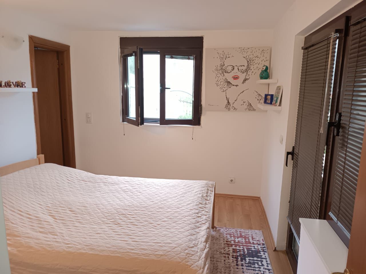 Dvosoban stan 70m2 sa panoramskim pogledom u novijoj zgradi sa dvorištem i bazenom,na samo 150 metara od mora,Prčanj ,opština Kotor. - Amfora Real Estate