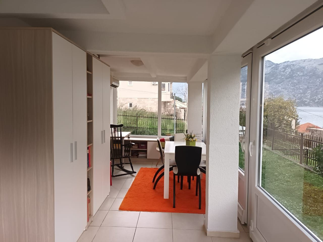 Dvosoban stan 70m2 sa panoramskim pogledom u novijoj zgradi sa dvorištem i bazenom,na samo 150 metara od mora,Prčanj ,opština Kotor. - Amfora Real Estate