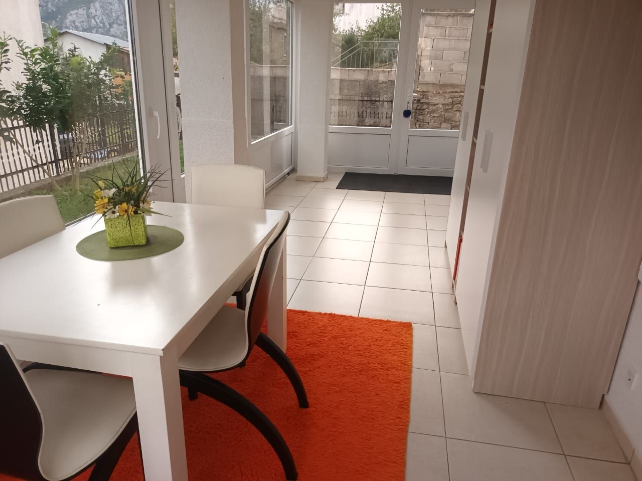 Dvosoban stan 70m2 sa panoramskim pogledom u novijoj zgradi sa dvorištem i bazenom,na samo 150 metara od mora,Prčanj ,opština Kotor. - Amfora Real Estate