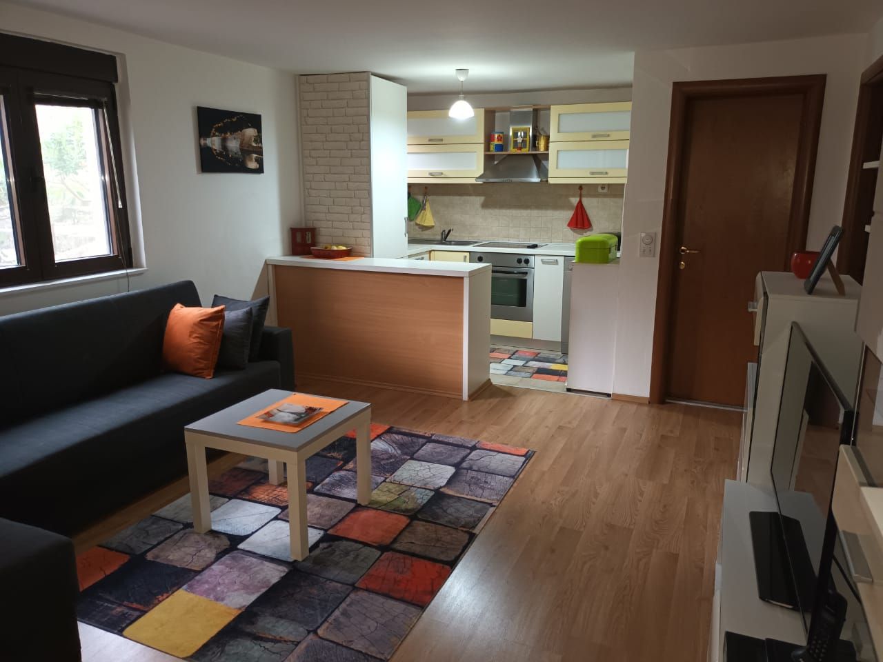 Dvosoban stan 70m2 sa panoramskim pogledom u novijoj zgradi sa dvorištem i bazenom,na samo 150 metara od mora,Prčanj ,opština Kotor. - Amfora Real Estate