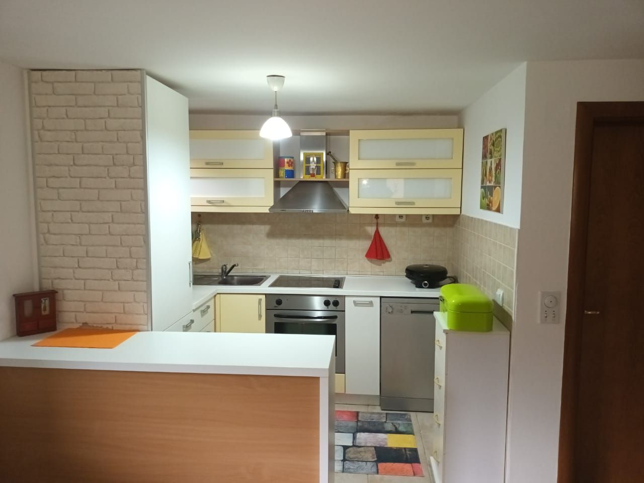 Dvosoban stan 70m2 sa panoramskim pogledom u novijoj zgradi sa dvorištem i bazenom,na samo 150 metara od mora,Prčanj ,opština Kotor. - Amfora Real Estate