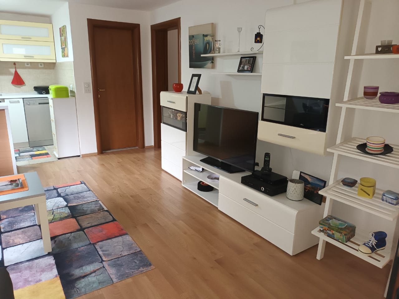 Dvosoban stan 70m2 sa panoramskim pogledom u novijoj zgradi sa dvorištem i bazenom,na samo 150 metara od mora,Prčanj ,opština Kotor. - Amfora Real Estate