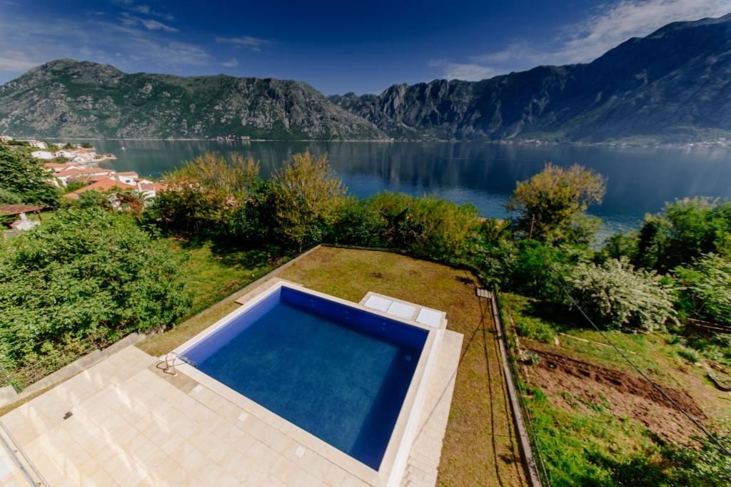 Dvosoban stan 70m2 sa panoramskim pogledom u novijoj zgradi sa dvorištem i bazenom,na samo 150 metara od mora,Prčanj ,opština Kotor. - Amfora Real Estate
