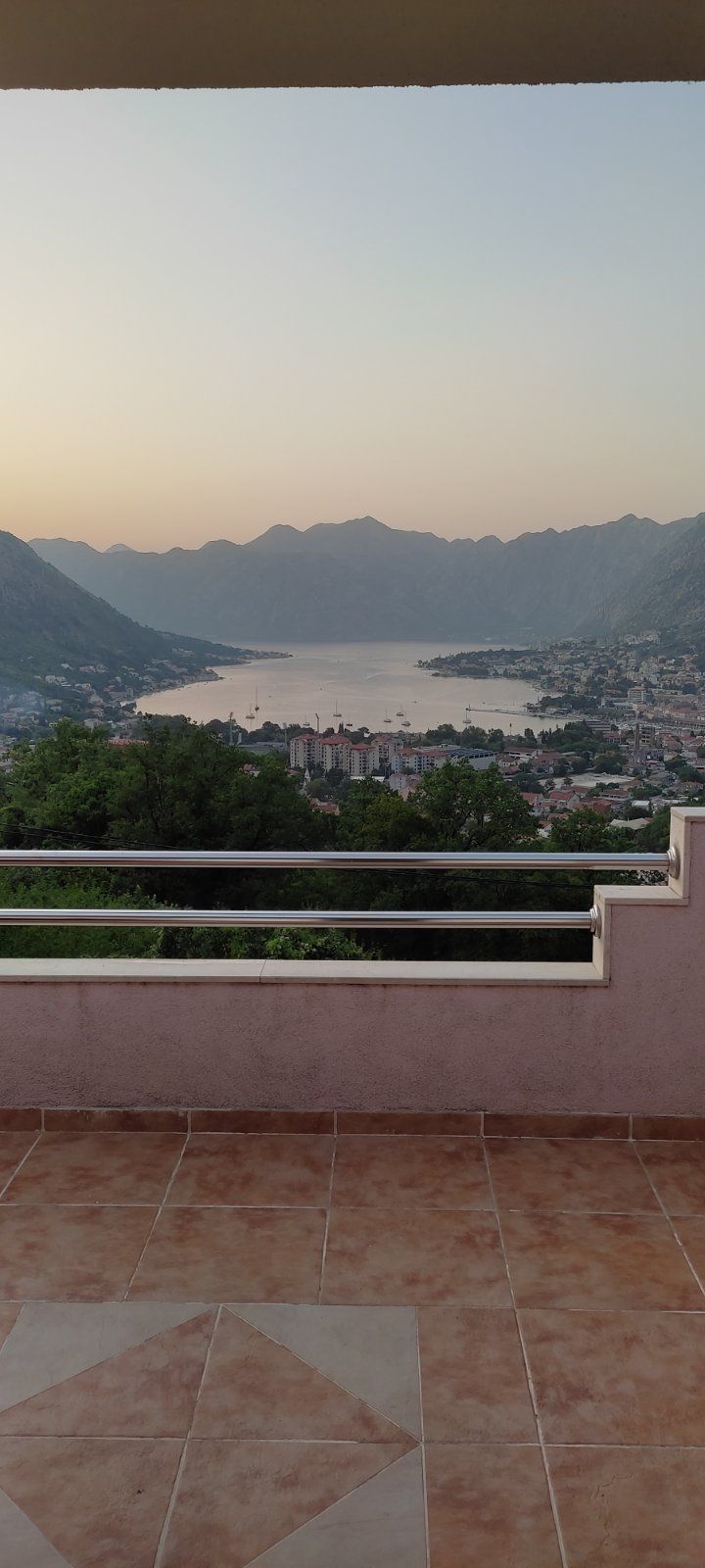 Kuca površine 280m2 i 2000m2 placa, sa panoramskim pogledom na more i grad,Skaljari-Kotor. - Amfora Real Estate