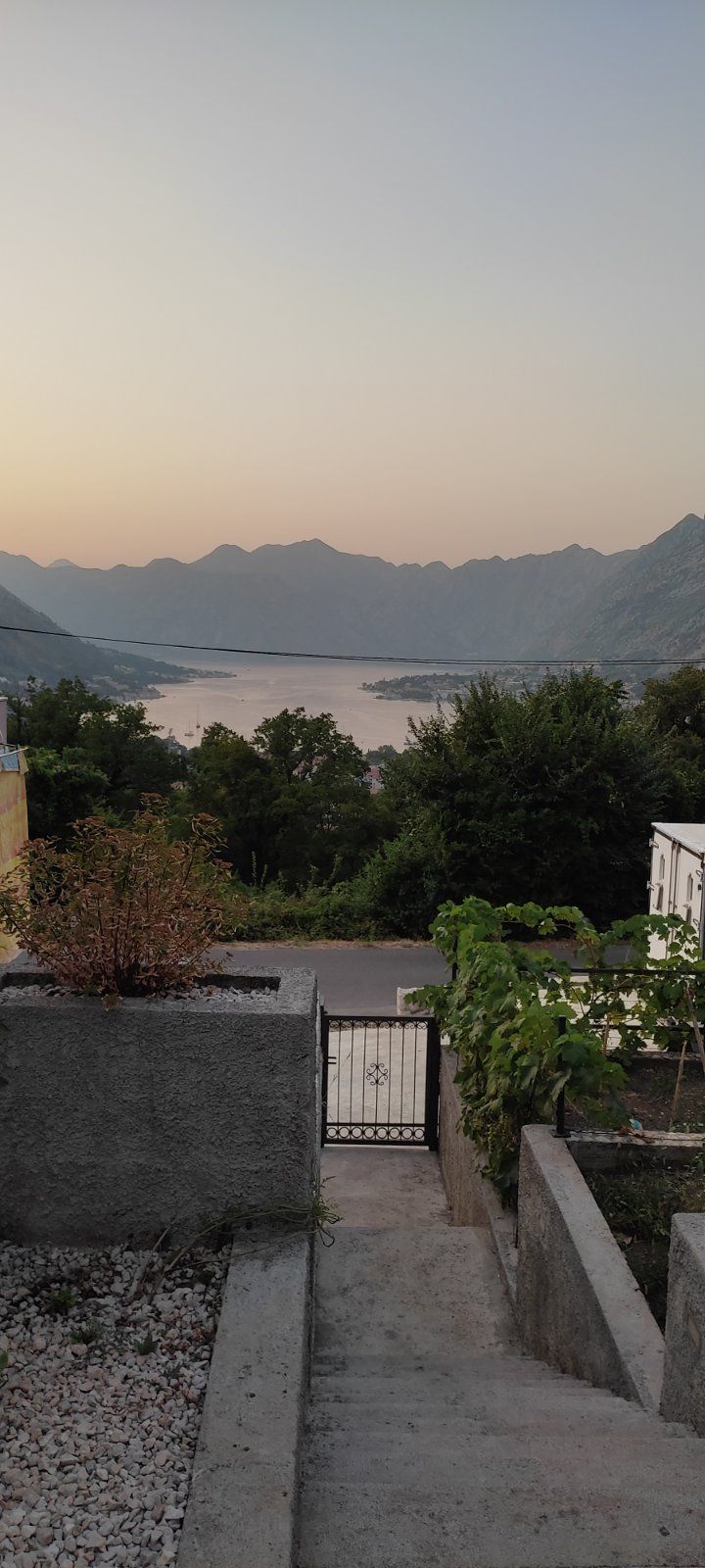 Kuca površine 280m2 i 2000m2 placa, sa panoramskim pogledom na more i grad,Skaljari-Kotor. - Amfora Real Estate