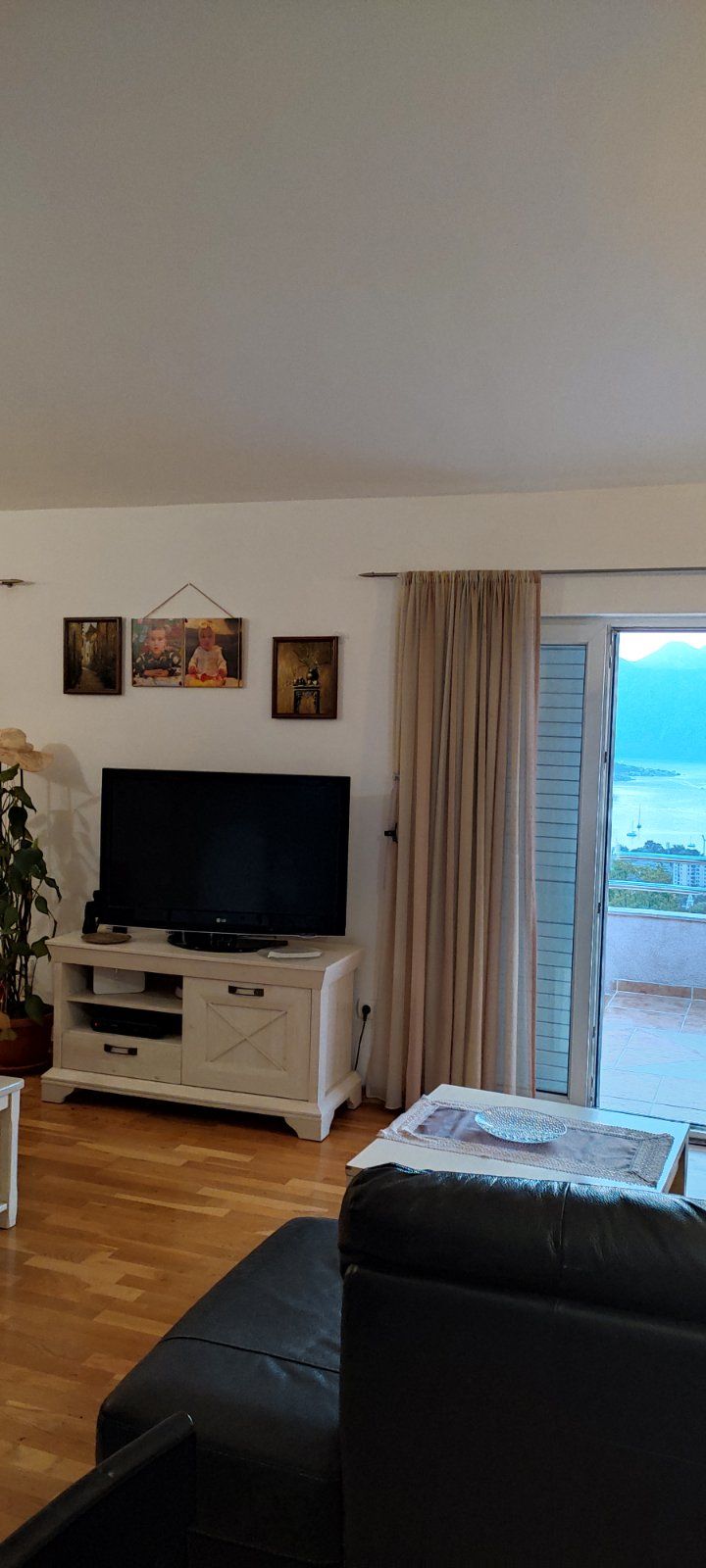 Kuca površine 280m2 i 2000m2 placa, sa panoramskim pogledom na more i grad,Skaljari-Kotor. - Amfora Real Estate