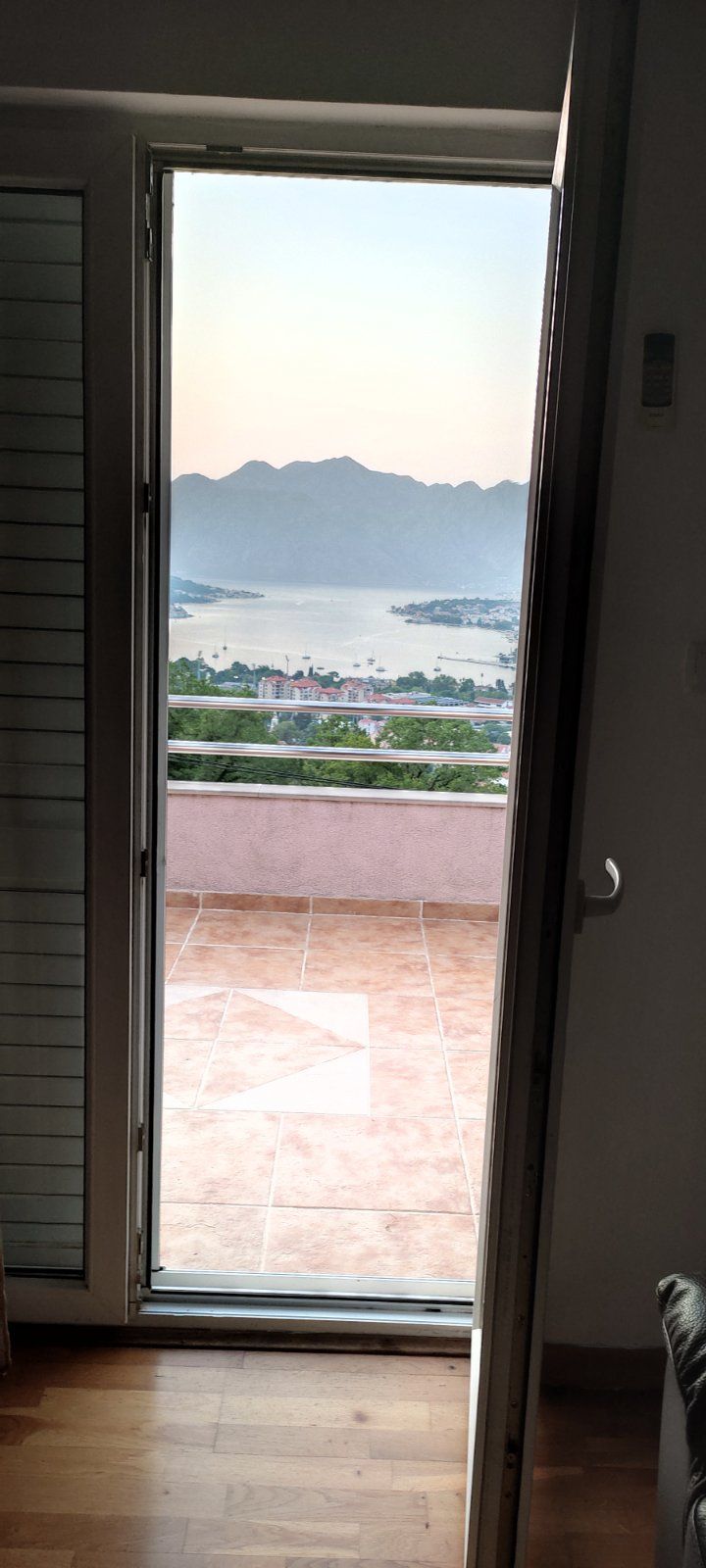 Kuca površine 280m2 i 2000m2 placa, sa panoramskim pogledom na more i grad,Skaljari-Kotor. - Amfora Real Estate