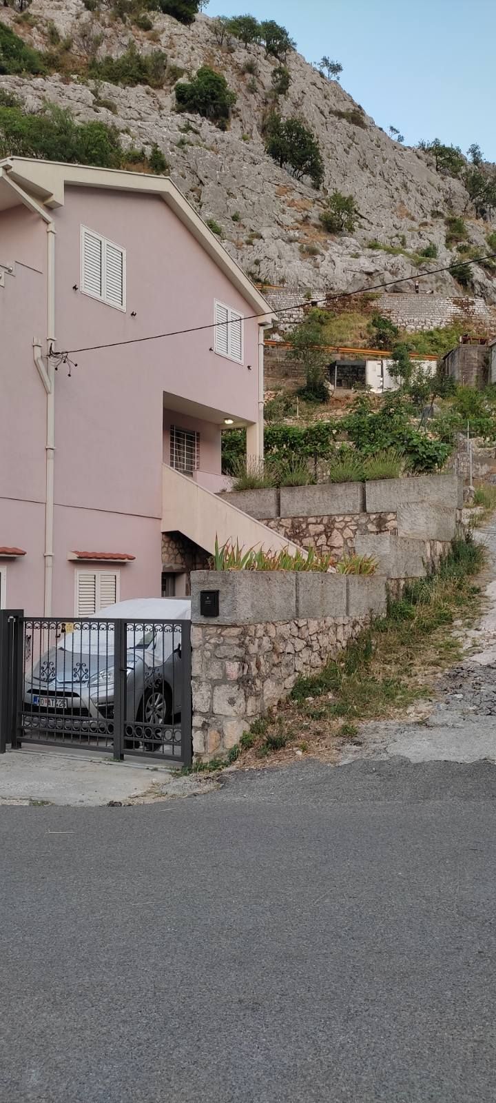 Kuca površine 280m2 i 2000m2 placa, sa panoramskim pogledom na more i grad,Skaljari-Kotor. - Amfora Real Estate