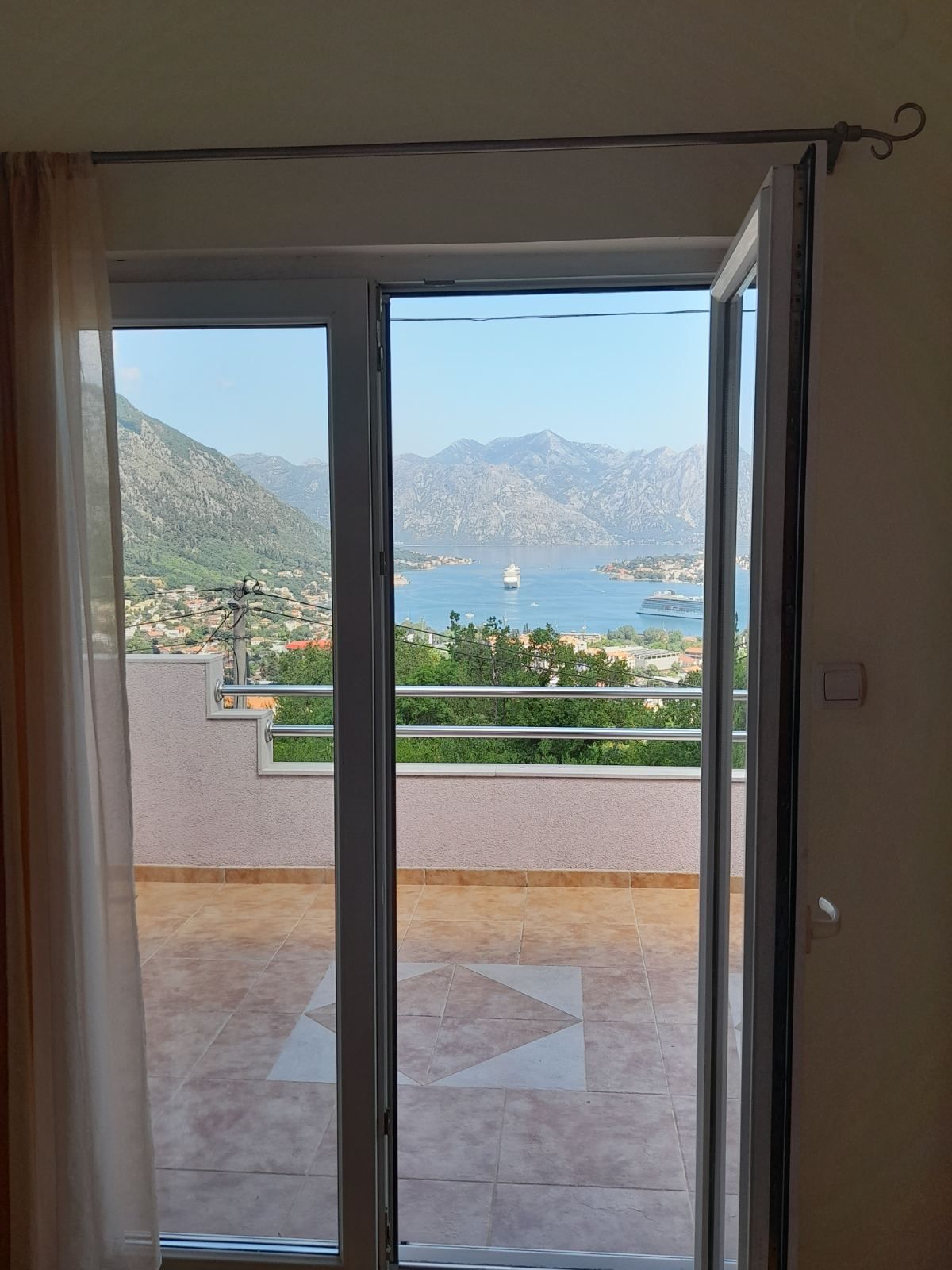 Kuca površine 280m2 i 2000m2 placa, sa panoramskim pogledom na more i grad,Skaljari-Kotor. - Amfora Real Estate