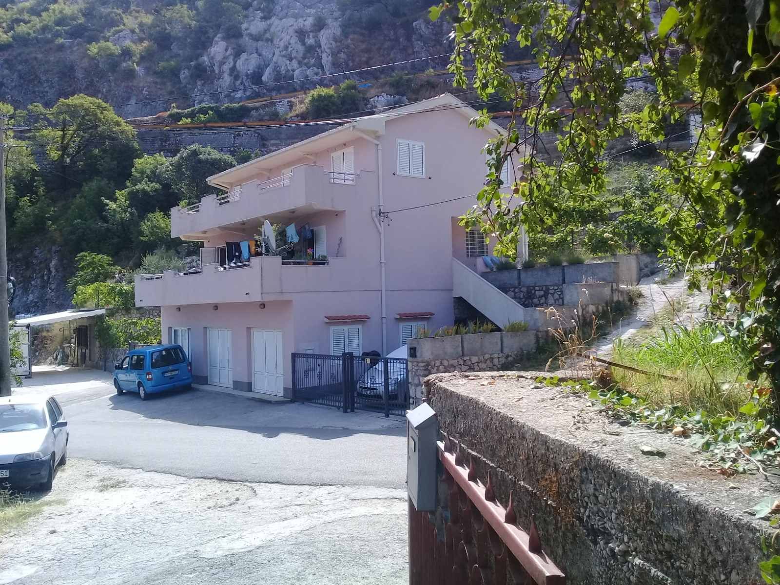 Kuca površine 280m2 i 2000m2 placa, sa panoramskim pogledom na more i grad,Skaljari-Kotor. - Amfora Real Estate