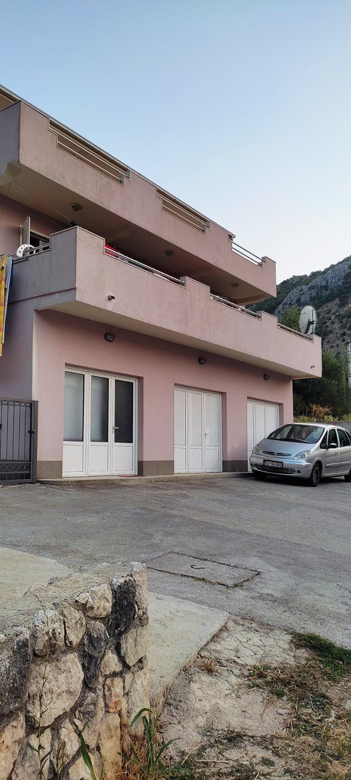 Kuca površine 280m2 i 2000m2 placa, sa panoramskim pogledom na more i grad,Skaljari-Kotor. - Amfora Real Estate