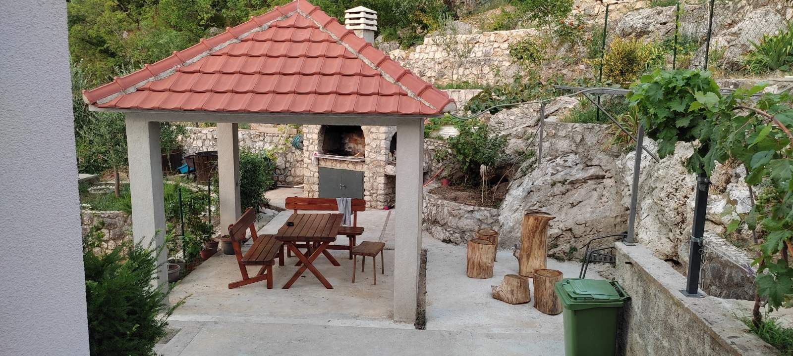 Kuca površine 280m2 i 2000m2 placa, sa panoramskim pogledom na more i grad,Skaljari-Kotor. - Amfora Real Estate