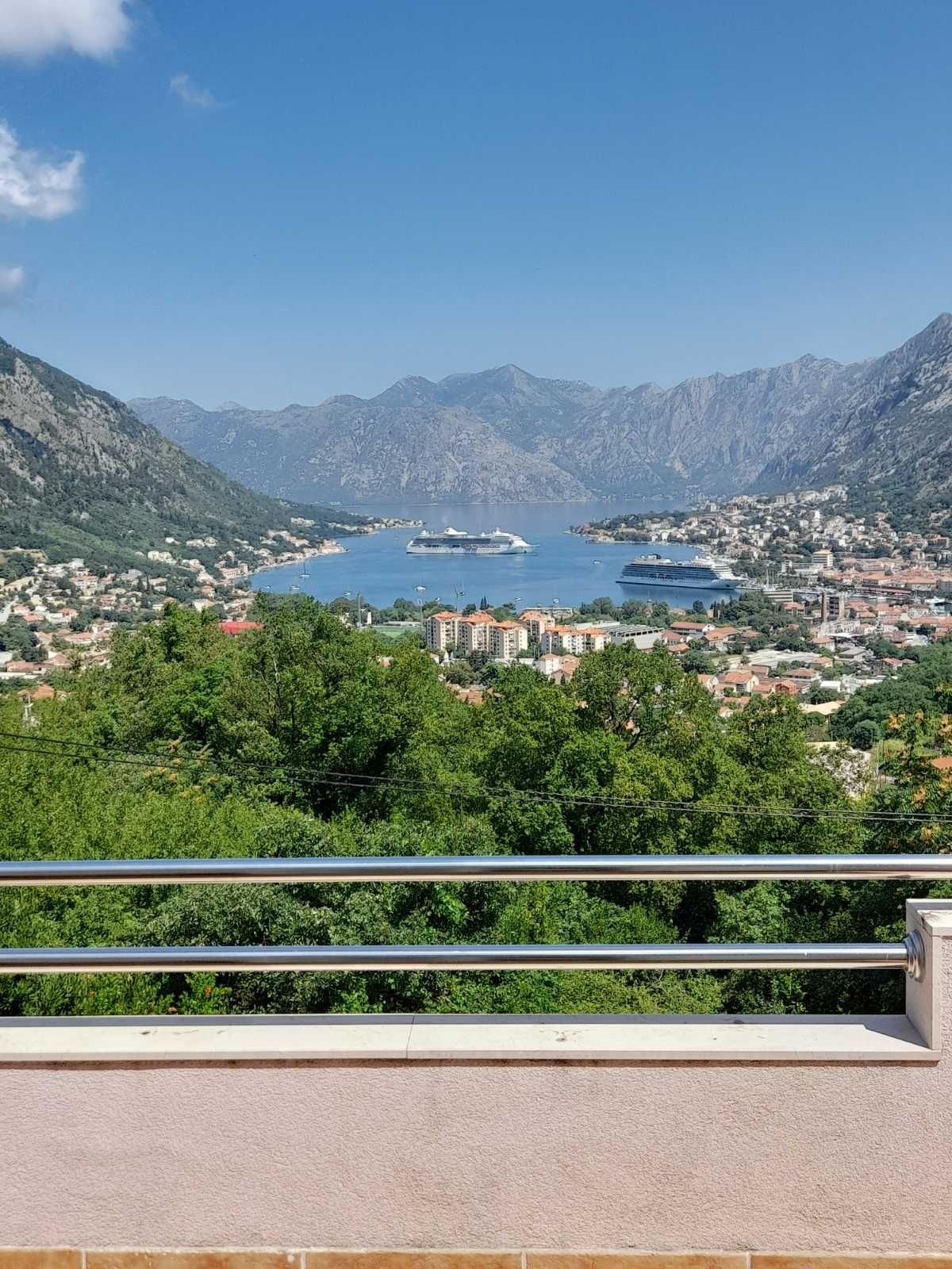 Kuca površine 280m2 i 2000m2 placa, sa panoramskim pogledom na more i grad,Skaljari-Kotor. - Amfora Real Estate