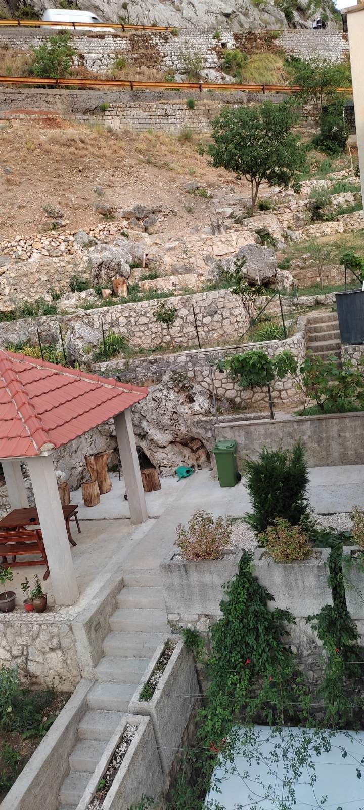 Kuca površine 280m2 i 2000m2 placa, sa panoramskim pogledom na more i grad,Skaljari-Kotor. - Amfora Real Estate