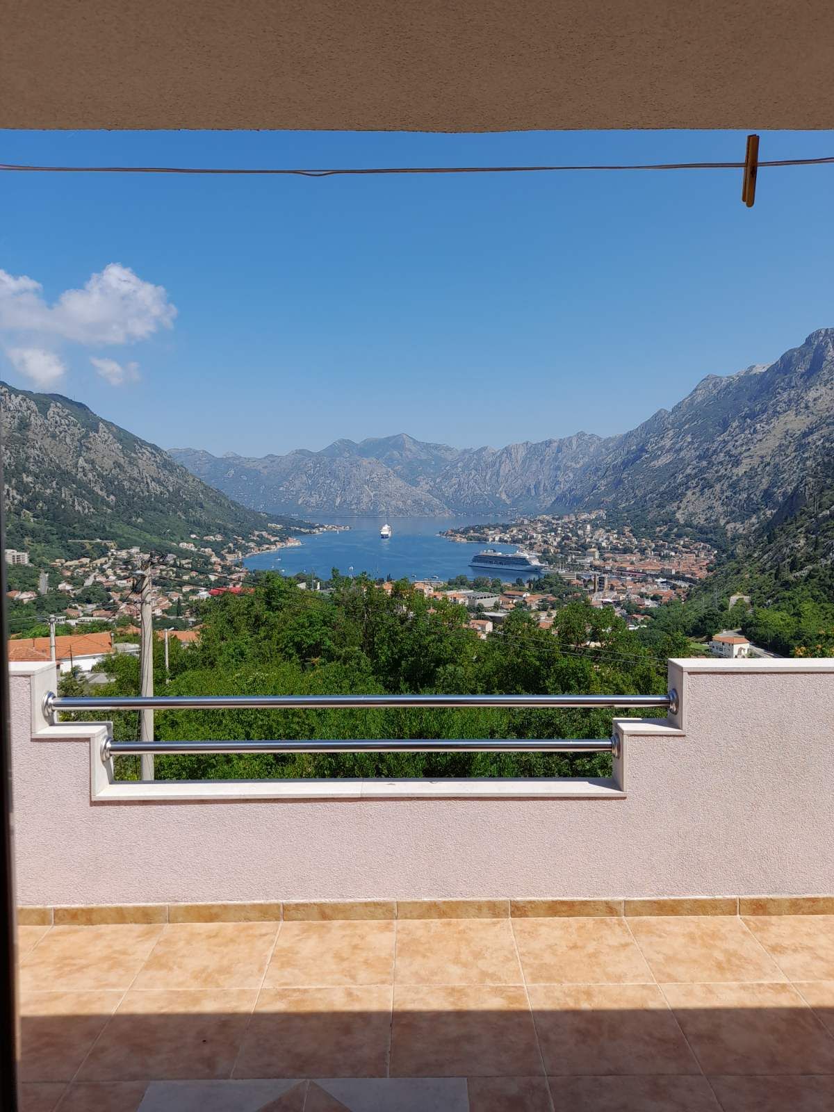 amforaproperty.com/Kuca površine 280m2 i 2000m2 placa, sa panoramskim pogledom na more i grad,Skaljari-Kotor.