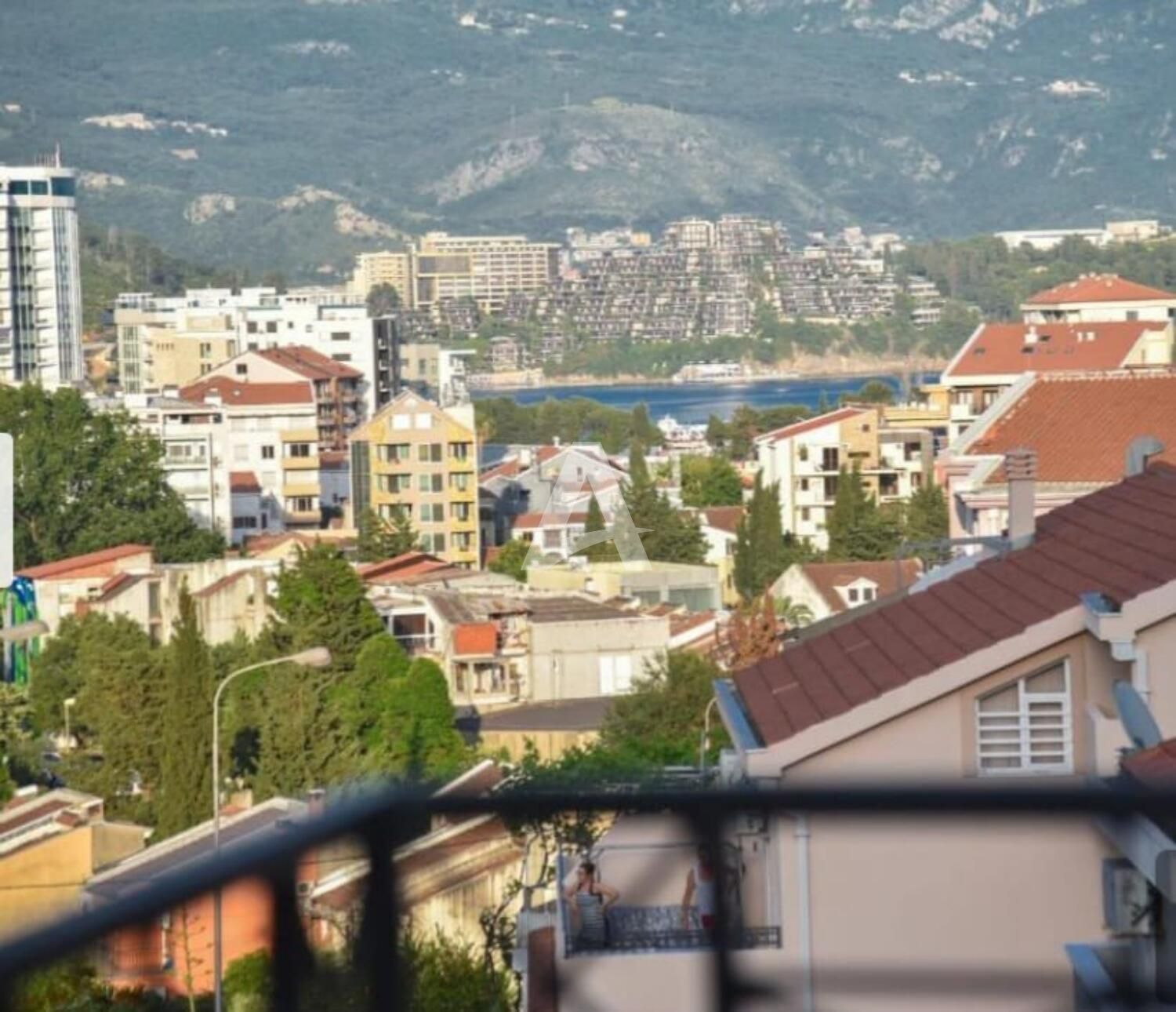 amforaproperty.com/Dupleks stan 82m2 sa panoramskim pogledom na more i grad,fantastična lokacija,Budva.