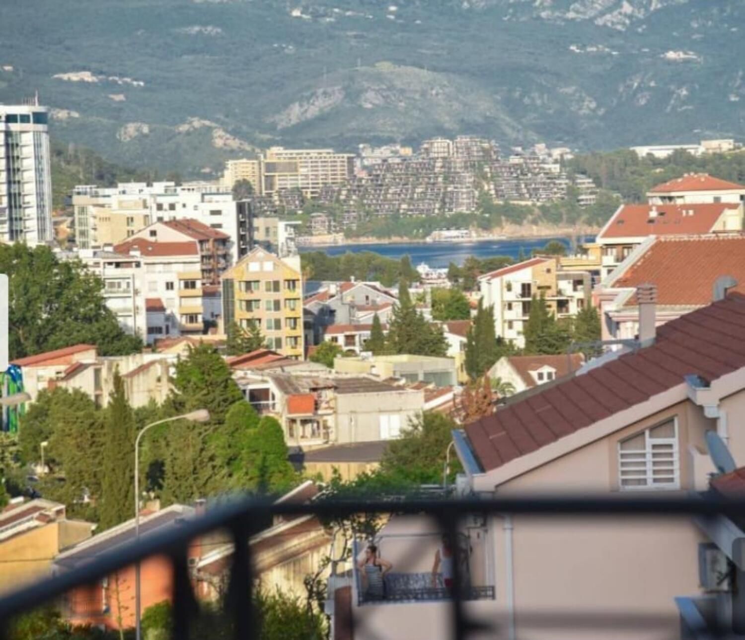 amforaproperty.com/Dupleks stan 79m2 sa panoramskim pogledom na more i grad,fantastična lokacija,Budva.