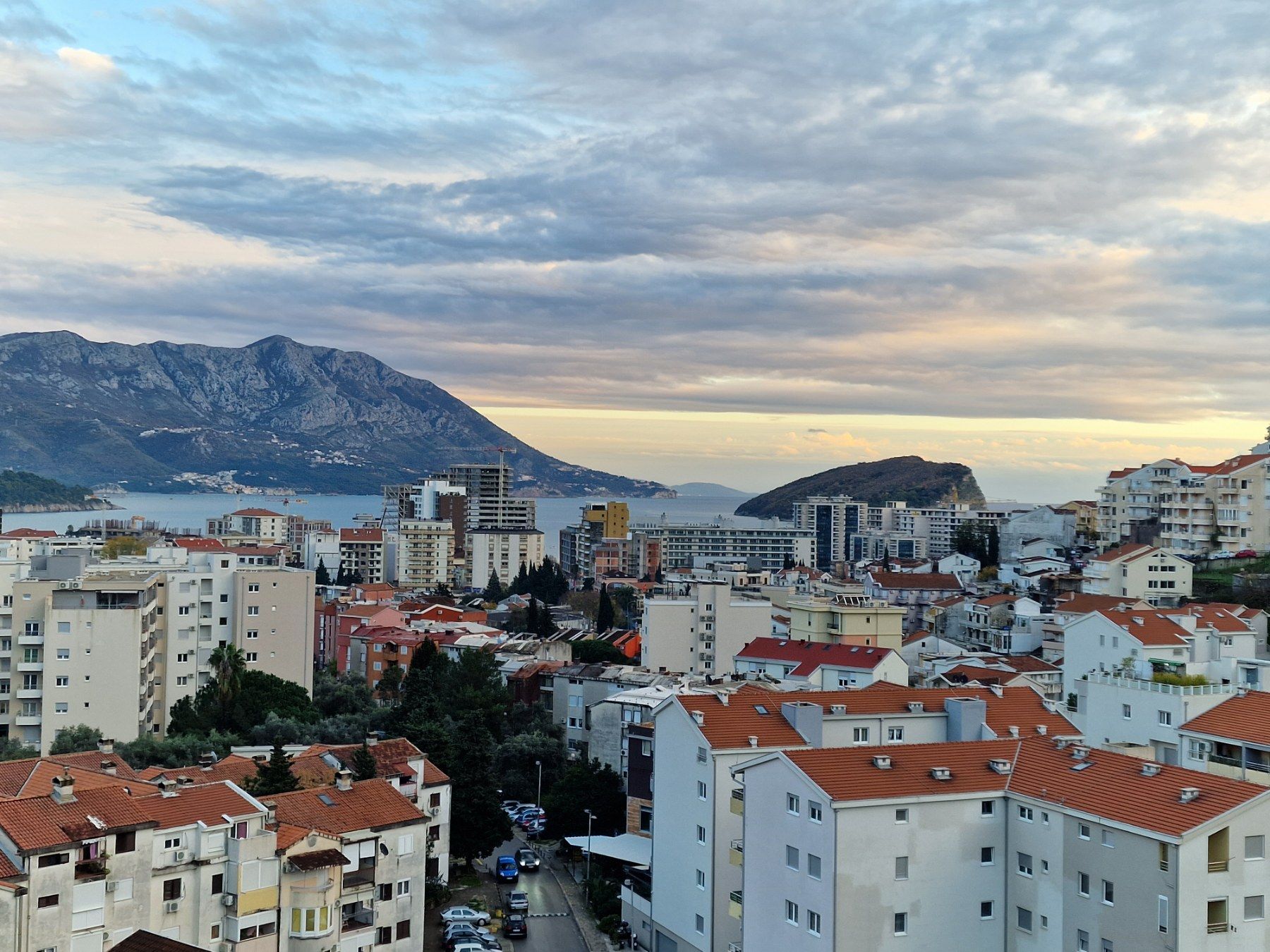 Luksuzan trosoban penthouse 105m2 plus 220m2 terasa sa panoramskim pogledom na more i grad, - Amfora Real Estate