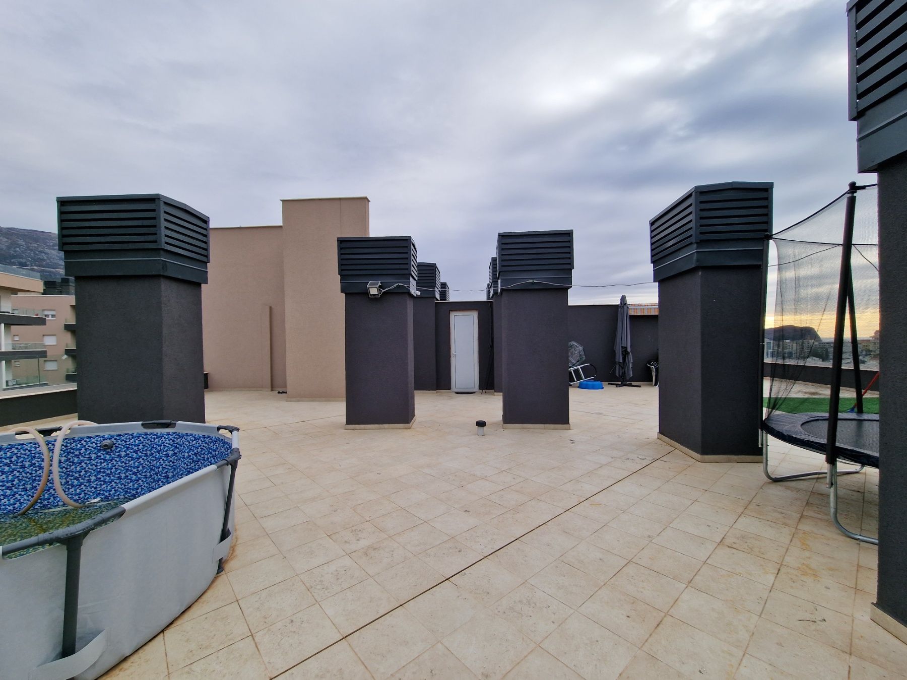 Luksuzan trosoban penthouse 105m2 plus 220m2 terasa sa panoramskim pogledom na more i grad, - Amfora Real Estate