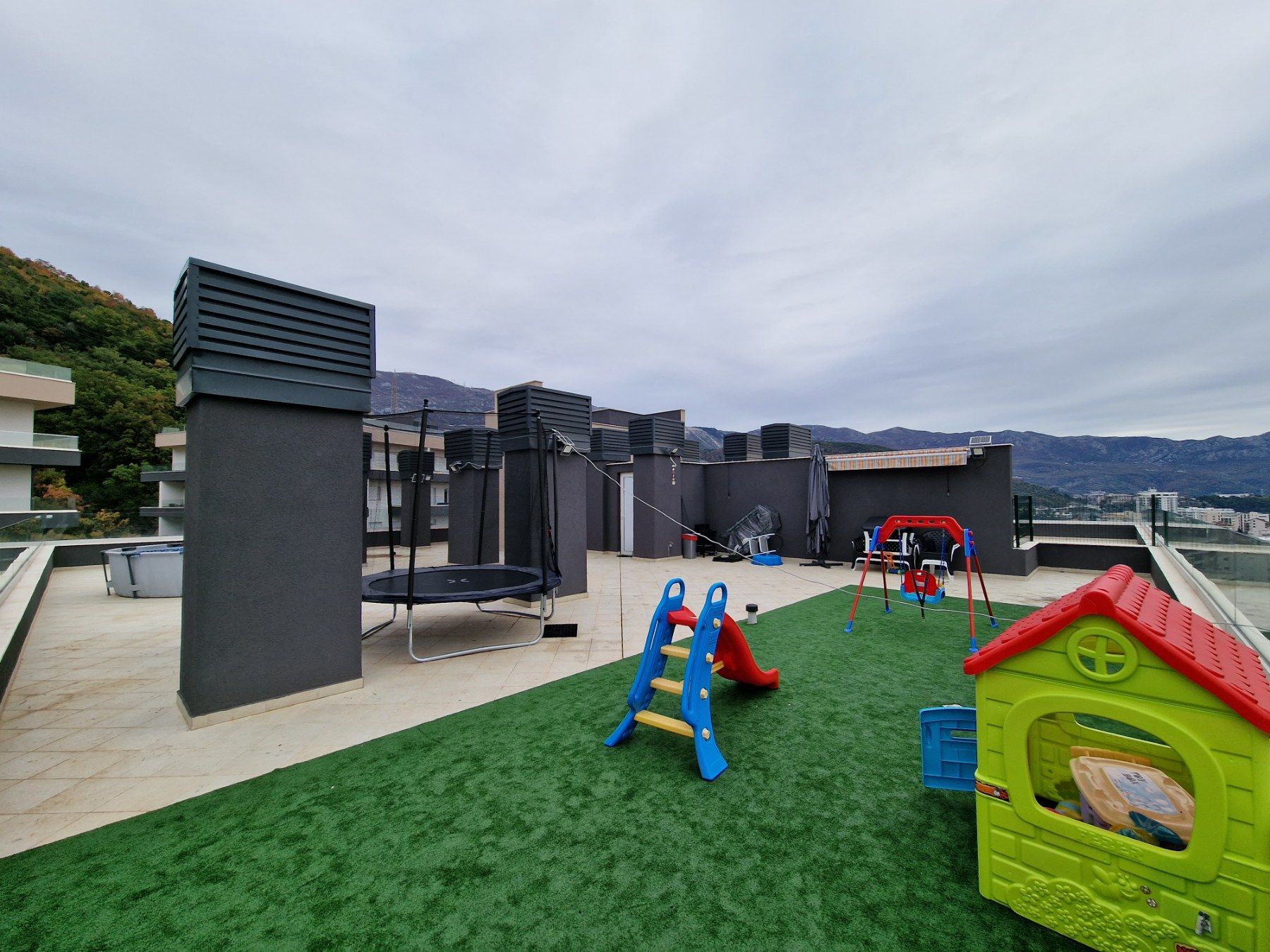 Luksuzan trosoban penthouse 105m2 plus 220m2 terasa sa panoramskim pogledom na more i grad, - Amfora Real Estate