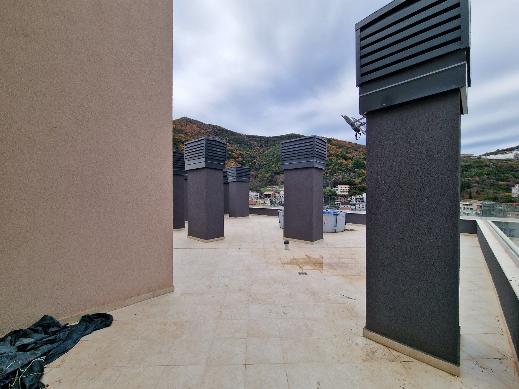 Luksuzan trosoban penthouse 105m2 plus 220m2 terasa sa panoramskim pogledom na more i grad, - Amfora Real Estate