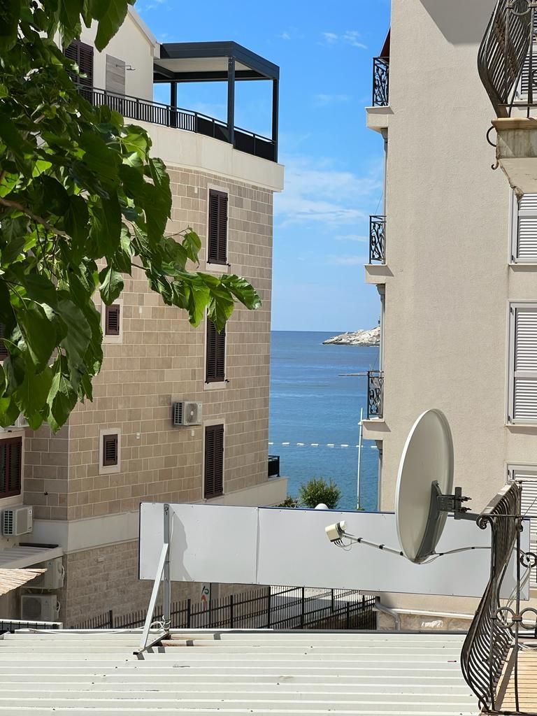 Trosoban namesten stan povrsine 100m2 na prvoj liniji od mora,Petrovac - Amfora Real Estate