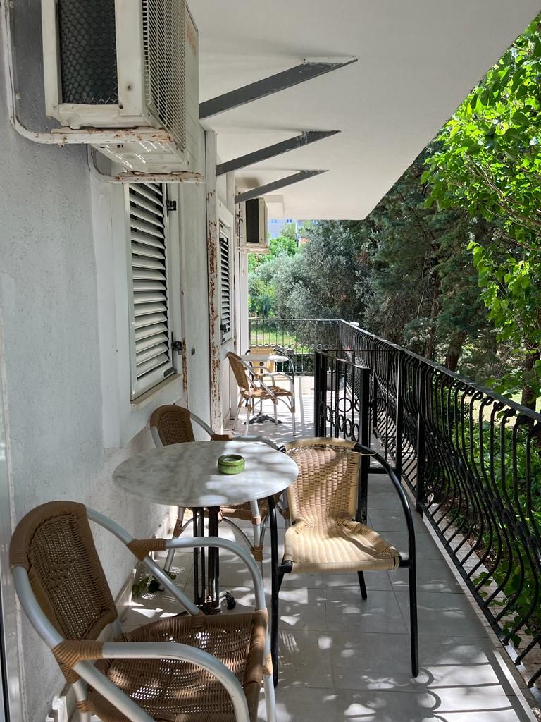 Trosoban namesten stan povrsine 100m2 na prvoj liniji od mora,Petrovac - Amfora Real Estate