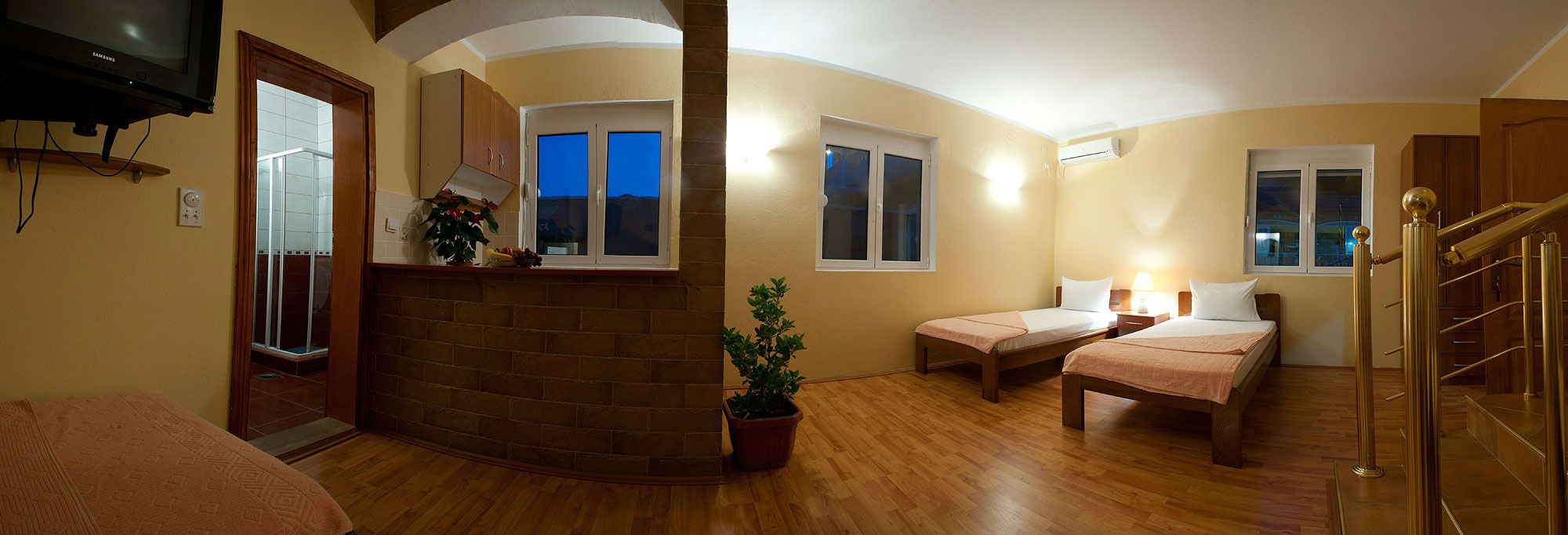 Prodaje se ugostiteljsko-turistički kompleks sa restoranom,Buljarica,opština Budva. - Amfora Real Estate