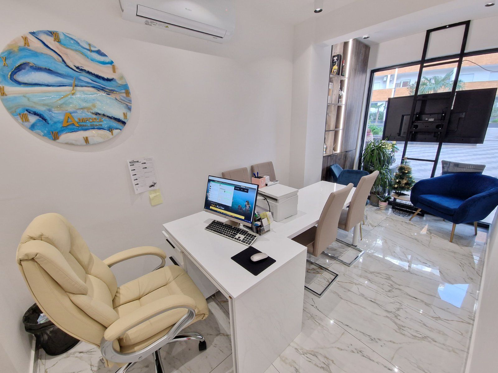 Prodaje se nov profesionalno opremljen kancelarijski / poslovni prostor 45m2 u kompleksu The Old Bakery u Budvi. - Amfora Real Estate