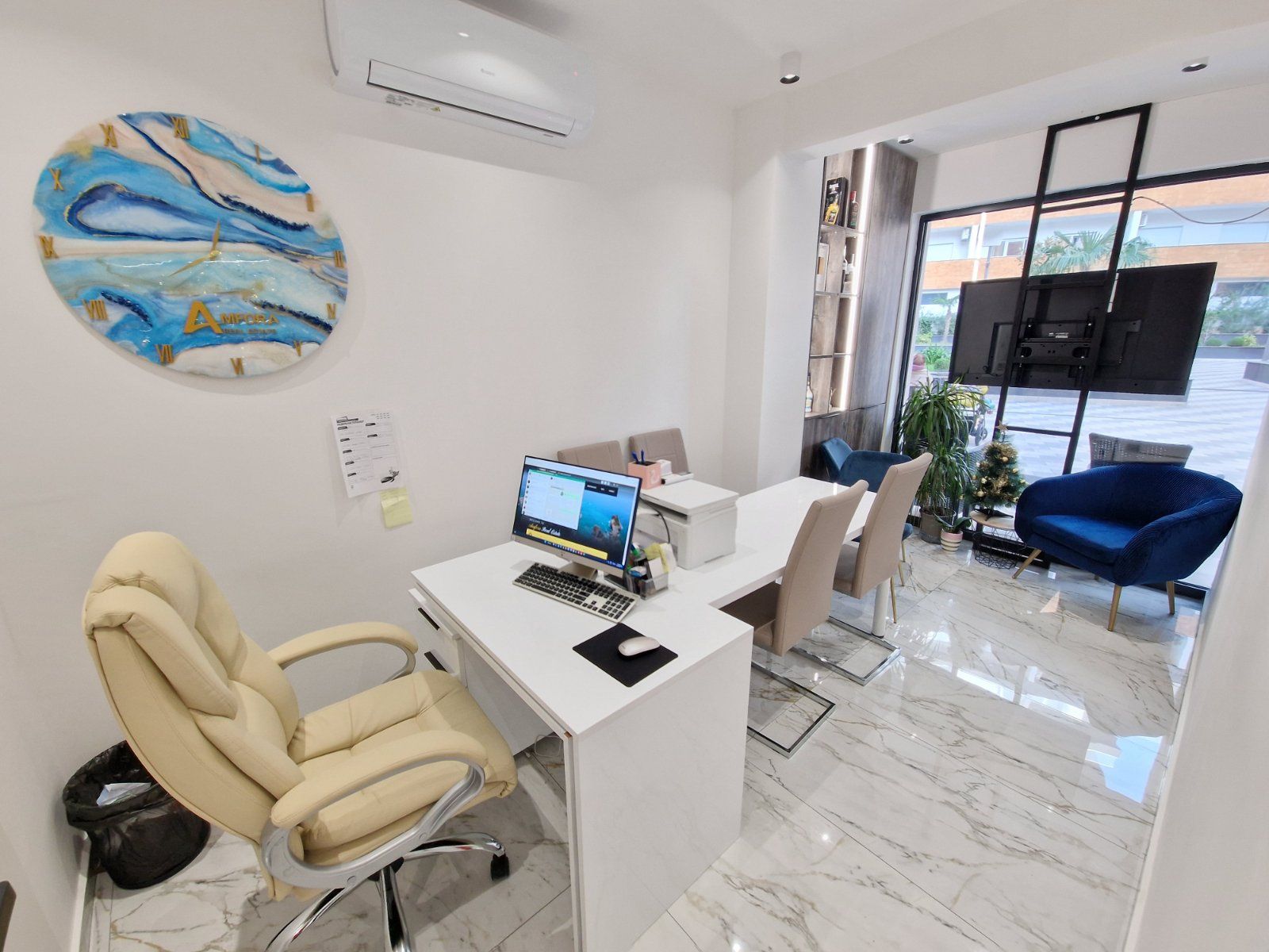 Prodaje se nov profesionalno opremljen kancelarijski / poslovni prostor 45m2 u kompleksu The Old Bakery u Budvi. - Amfora Real Estate