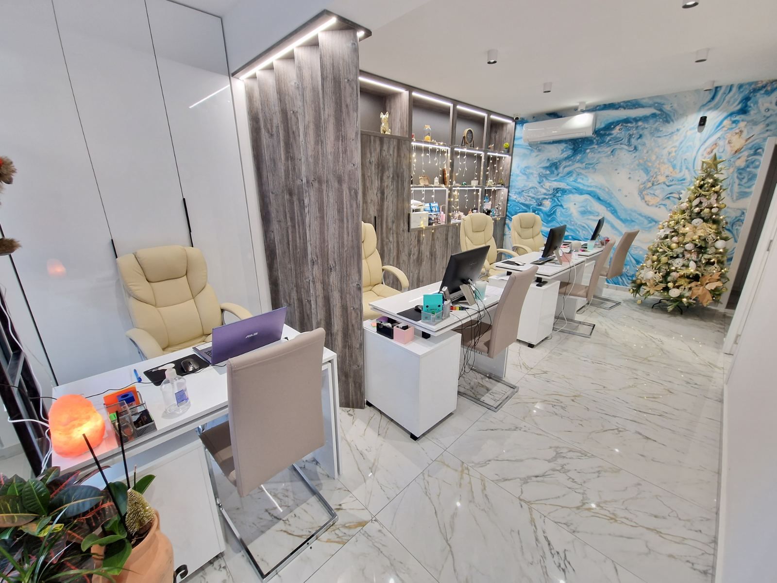 Prodaje se nov profesionalno opremljen kancelarijski / poslovni prostor 45m2 u kompleksu The Old Bakery u Budvi. - Amfora Real Estate