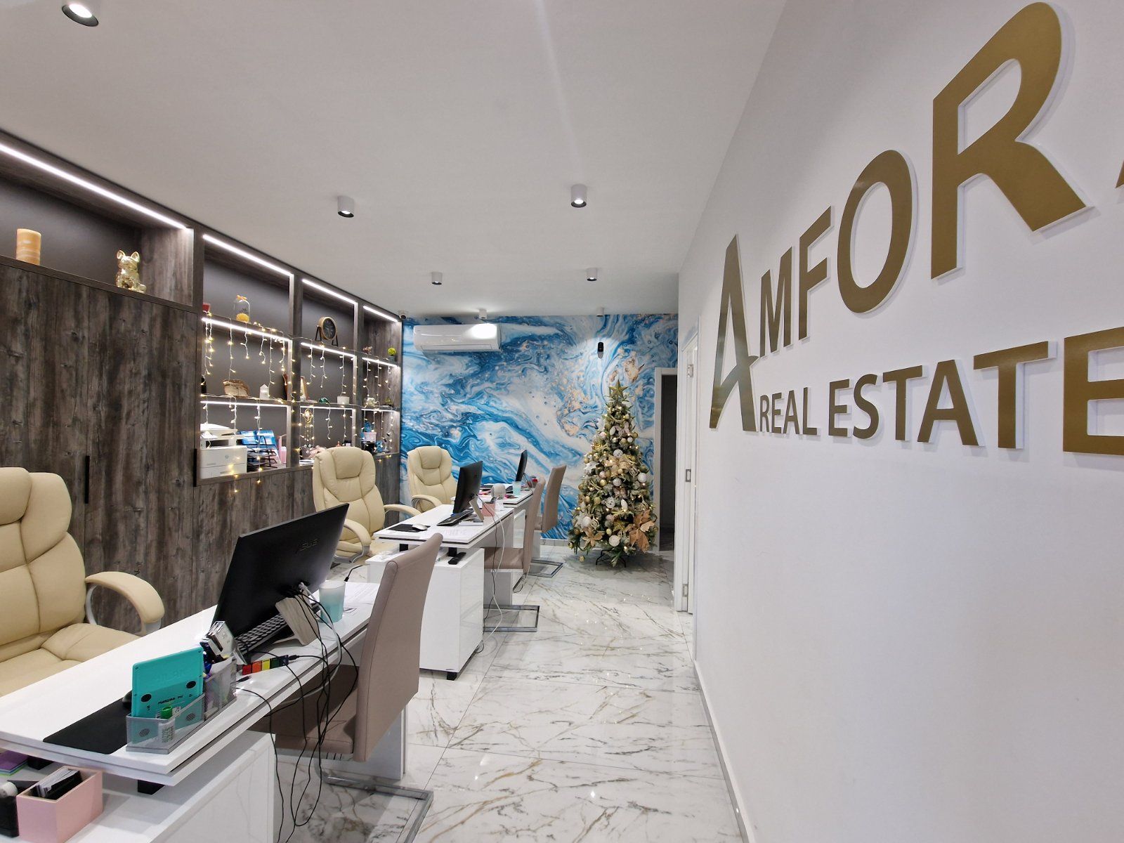 Prodaje se nov profesionalno opremljen kancelarijski / poslovni prostor 45m2 u kompleksu The Old Bakery u Budvi. - Amfora Real Estate