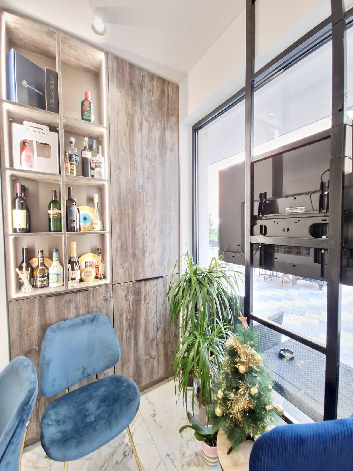 Prodaje se nov profesionalno opremljen kancelarijski / poslovni prostor 45m2 u kompleksu The Old Bakery u Budvi. - Amfora Real Estate