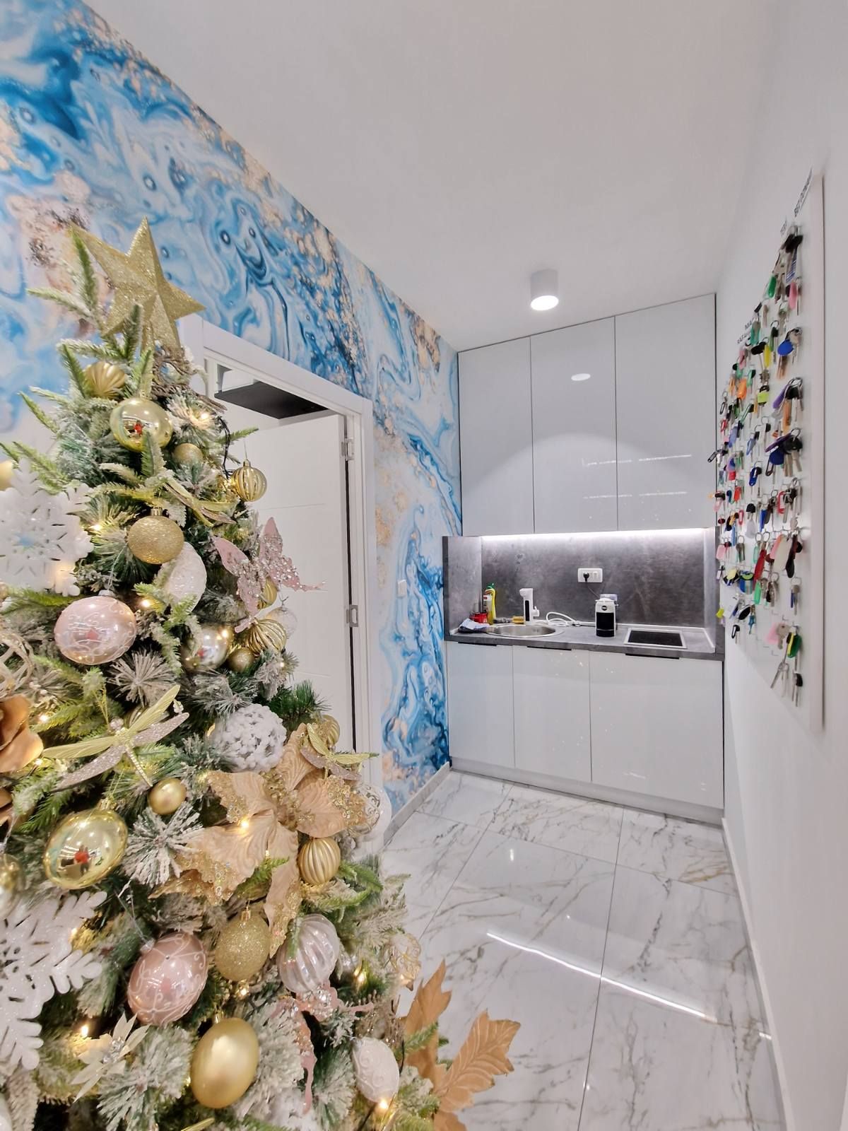 Prodaje se nov profesionalno opremljen kancelarijski / poslovni prostor 45m2 u kompleksu The Old Bakery u Budvi. - Amfora Real Estate