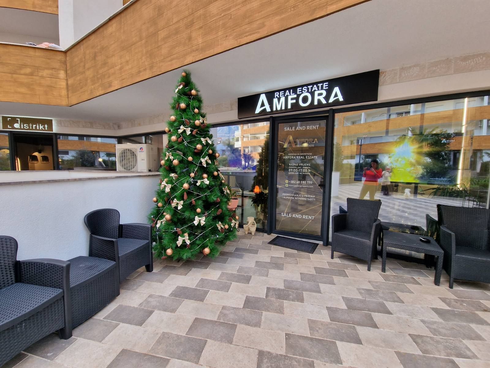 Prodaje se nov profesionalno opremljen kancelarijski / poslovni prostor 45m2 u kompleksu The Old Bakery u Budvi. - Amfora Real Estate