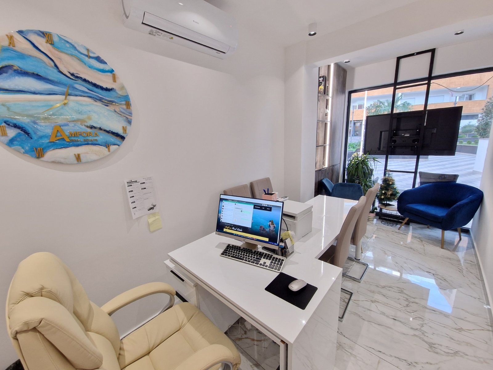 Prodaje se nov profesionalno opremljen kancelarijski / poslovni prostor 45m2 u kompleksu The Old Bakery u Budvi. - Amfora Real Estate