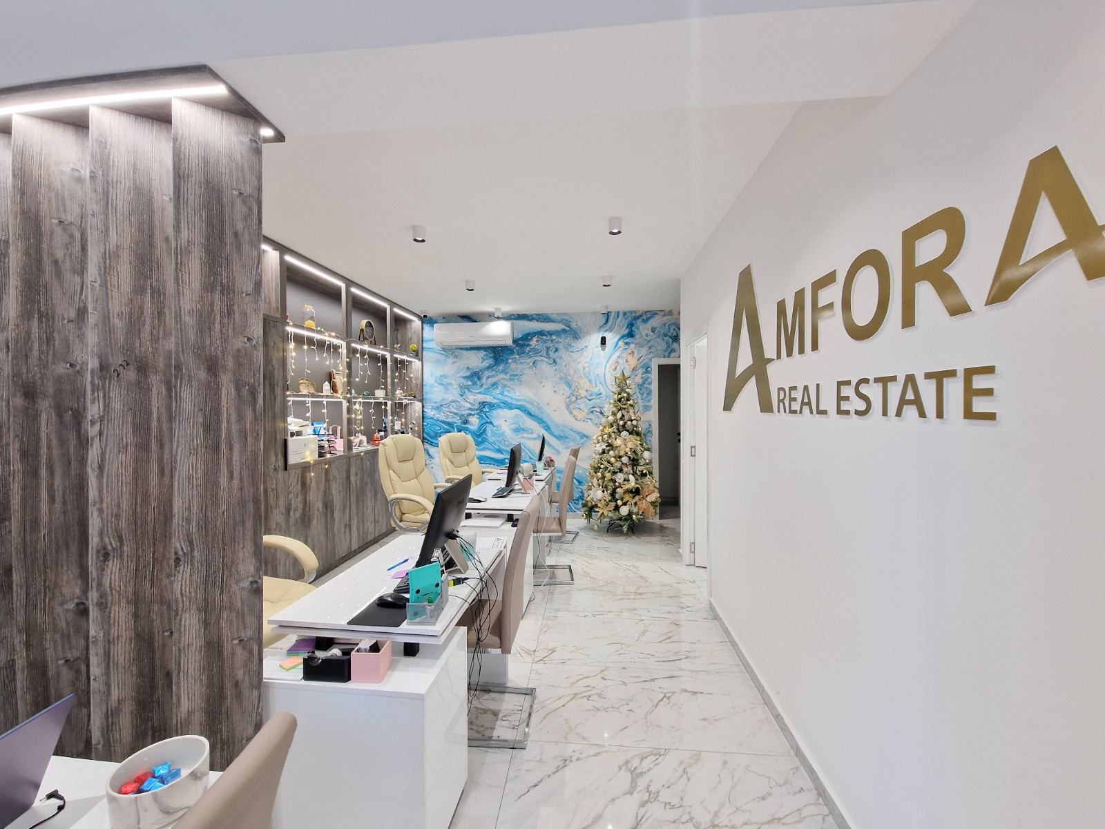 Prodaje se nov profesionalno opremljen kancelarijski / poslovni prostor 45m2 u kompleksu The Old Bakery u Budvi. - Amfora Real Estate